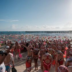 Más de mil 600 nadadores cruzan el Caribe