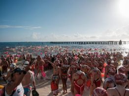 Más de mil 600 nadadores cruzan el Caribe