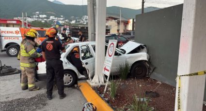 Mueren dos adultos y rescatan a dos menores tras fuerte accidente vial en Monterrey