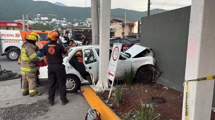 Mueren dos adultos y rescatan a dos menores tras fuerte accidente vial en Monterrey