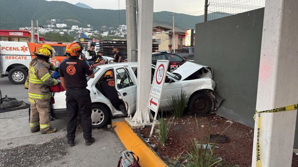 Cuerpos de emergencia rescataron a dos menores tras un accidente vial en Carretera Nacional, en Monterrey, donde murieron dos adultos.