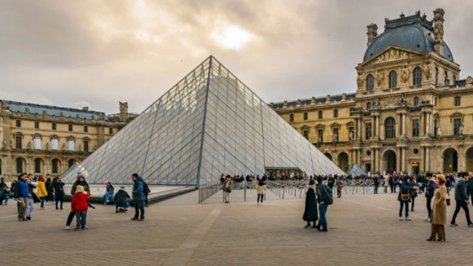 Museo del Louvre (Francia): Antiguo palacio real francés en París que destaca por la pirámide vanguardista.