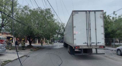 Tráiler causa incendio tras engancharse con cables de CFE en Monterrey