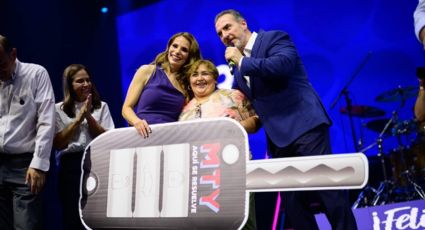 Monterrey celebra a miles de mamás con autos, música y show en la Arena Monterrey