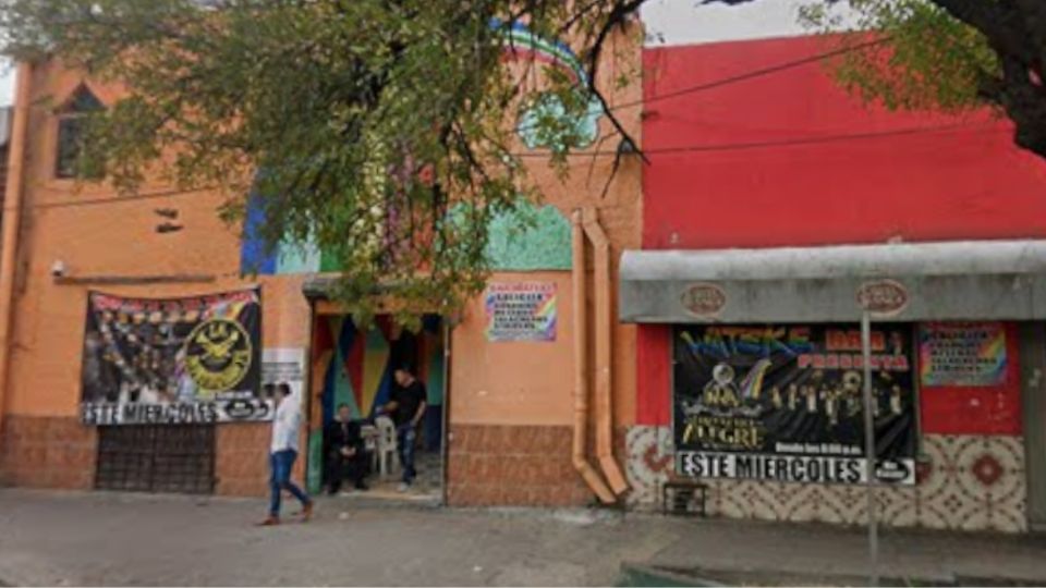 Elementos ministeriales y peritos realizaron investigaciones en el bar El Wateke tras el ataque armado que dejó un hombre muerto y otro lesionado en Monterrey.