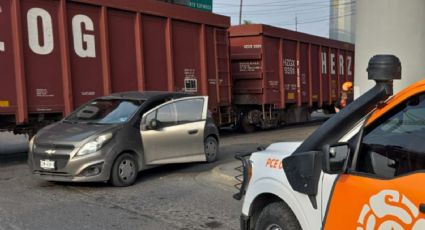 Tren impacta automóvil en cruce ferroviario de San Nicolás; ocupantes resultan ilesos
