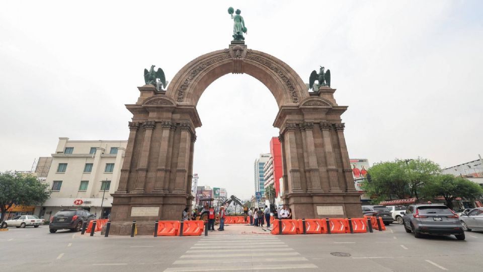 Las obras de adecuación vial alrededor del Arco de la Independencia fueron suspendidas por orden federal ante posibles afectaciones al patrimonio histórico de Monterrey.