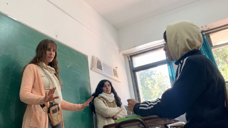 Una estudiante captó el momento exacto en el que la autoridad del plantel pateó el mobiliario escolar y confrontó a los jóvenes.