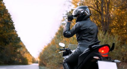 A patadas: Mujer se defiende sola de dos ladrones en moto