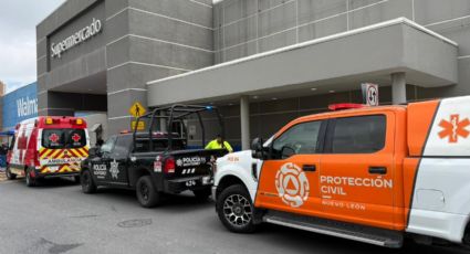 Clienta queda atrapada bajo mercancía en el pasillo de licores de Walmart en Cumbres