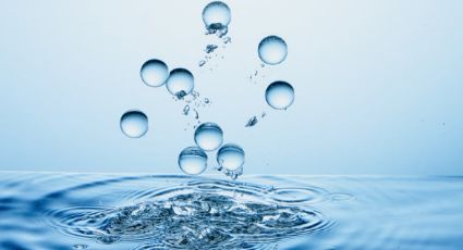 Captan a mujer bañando a niña en dispensador público