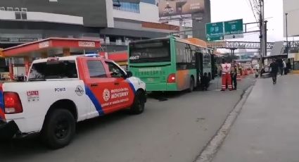 Mujer de 80 años resbala al bajar del camión R-42 en la colonia Obrera, Monterrey