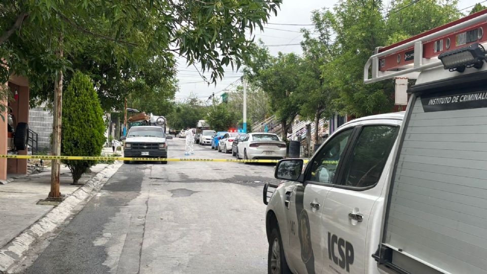 Autoridades ministeriales investigan el ataque armado ocurrido en la colonia Valle de Lincoln, en García, donde un joven murió al interior de un vehículo de plataforma.