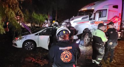 Muere menor de 12 años tras choque entre tráiler y auto en Escobedo