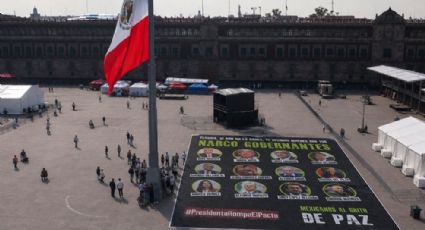 Colectivo protesta en el Zócalo con macro lona contra Morena
