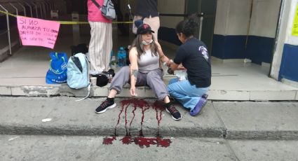 Mujer rocía sangre en el Búnker de la FGJ CDMX tras operativo de “Ateneas”