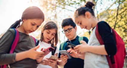 CDMX descarta prohibición de celulares en aulas