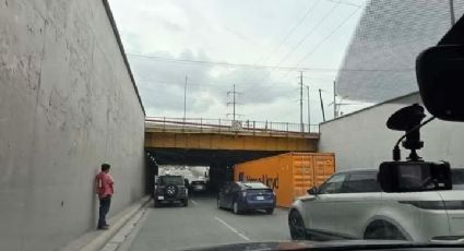 Tráiler queda atorado bajo puente de Manuel L. Barragán y provoca cierre vial