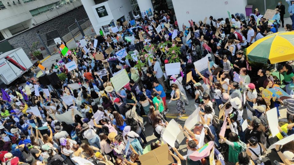 Protestan ambientalistas en SEMARNAT.