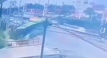 VIDEO | Así fue el choque entre dos camiones en Juárez, donde uno terminó en un canalón