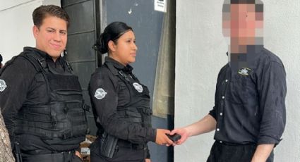 Policías de Monterrey devuelven cartera con dinero a joven en Cumbres