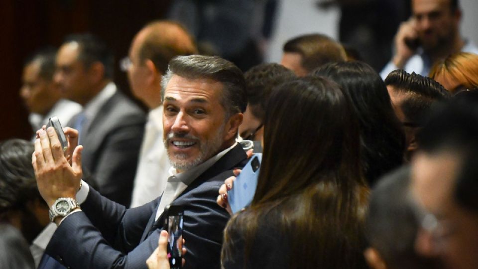 Sergio Mayer renuncia a Morena.