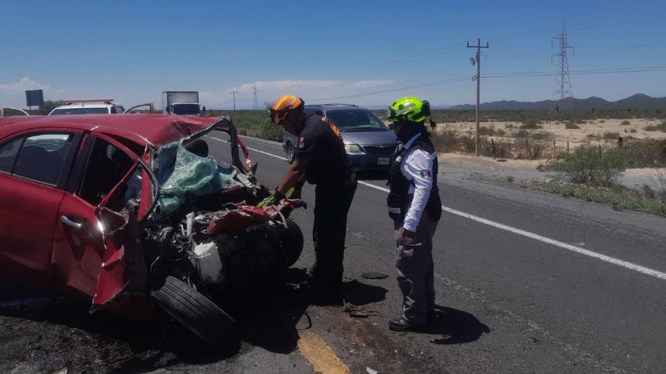Protección Civil y Guardia Nacional atendieron un choque frontal con saldo de un muerto en Mina, Nuevo León.