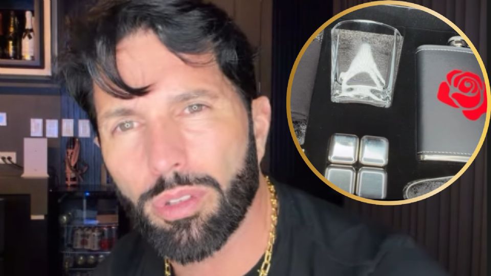 Poncho de Nigris muestra la cajita conmemorativa de su fiesta de 50 años, que incluye un vaso de whisky y será entregada a los fans ganadores.