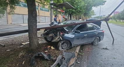 Conductor se estrella contra parada de camión en avenida Lázaro Cárdenas