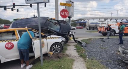 Choque entre autos y motocicleta deja dos lesionados en Escobedo