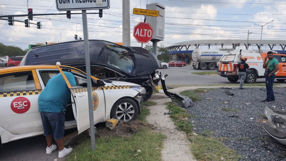 Protección Civil atendió un choque entre dos vehículos y una motocicleta en Escobedo que dejó dos lesionados.