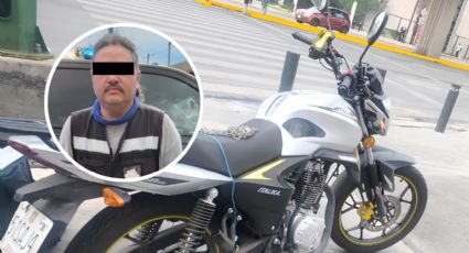 Detienen a motociclista con placas colgadas en el centro de Monterrey