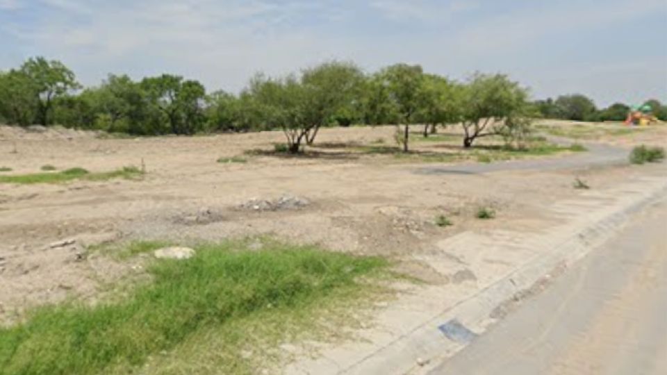 Elementos ministeriales y peritos realizaron investigaciones tras el hallazgo de un hombre ejecutado a la orilla de un río en Pesquería.