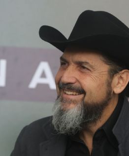'A Caballo': Reyli reflorece desde la nostalgia