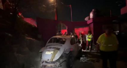 Bocho cae al patio de una casa tras quedarse sin frenos en la colonia Altamira en Monterrey