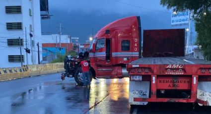 Tráiler choca contra muro y provoca derrame de aceite en Monterrey