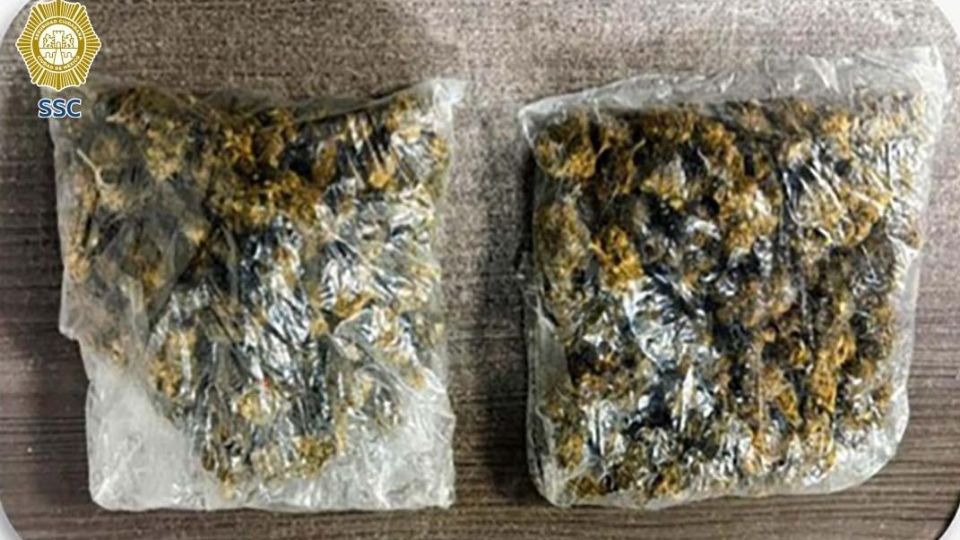 A los sospechosos se les aseguraron dos bolsas con aparente marihuana, en calles de la alcaldía Coyoacán.