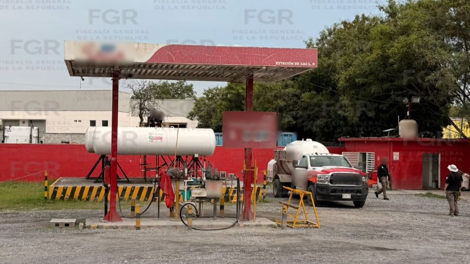 Autoridades federales aseguraron más de 2 mil 600 litros de gas LP durante un cateo realizado en la colonia El Mezquital, en Apodaca, Nuevo León.
