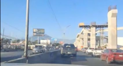 Accidente con rollos de acero deja conductor lesionado y colapsa avenida Miguel Alemán