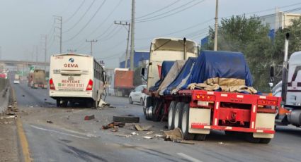 Choque entre tráiler y camión provoca caos vial en Libramiento Noroeste de Escobedo