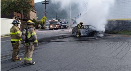 Incendio consume vehículo en avenida Paseo de los Leones en Monterrey