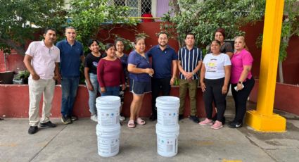 Miguel Lechuga entrega apoyos para mantenimiento de escuelas en Santa Catarina