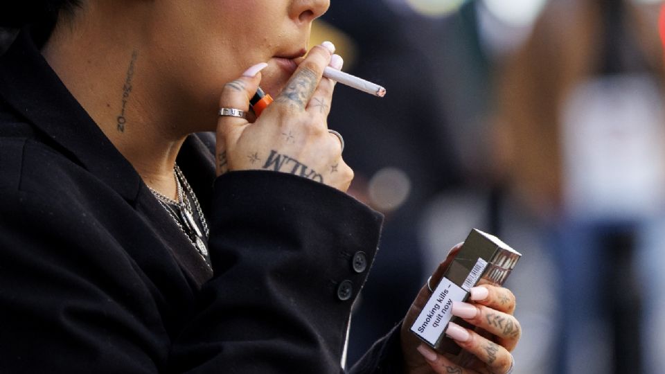 Visión en peligro: los médicos advierten que el humo es el peor enemigo de tus ojos por el daño ocular por tabaquismo.