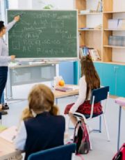 Foto descriptiva de: Profesor es investigado tras aceptar relación con alumna