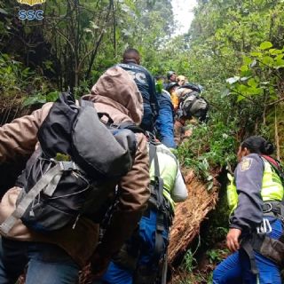 Mujer cae 20 metros en el Ajusco y es rescatada por el ERUM