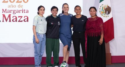 Presentan a las jóvenes que asistirán al partido inaugural