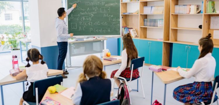 Profesor es investigado tras aceptar relación con alumna