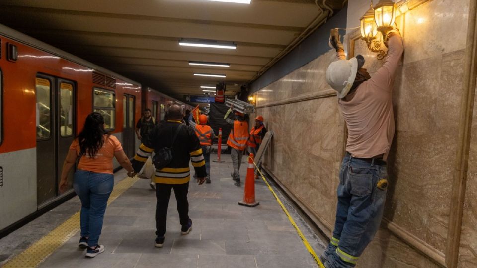 Continúan colocando lámparas y candelabros en la estación Hidalgo de la Línea 2.