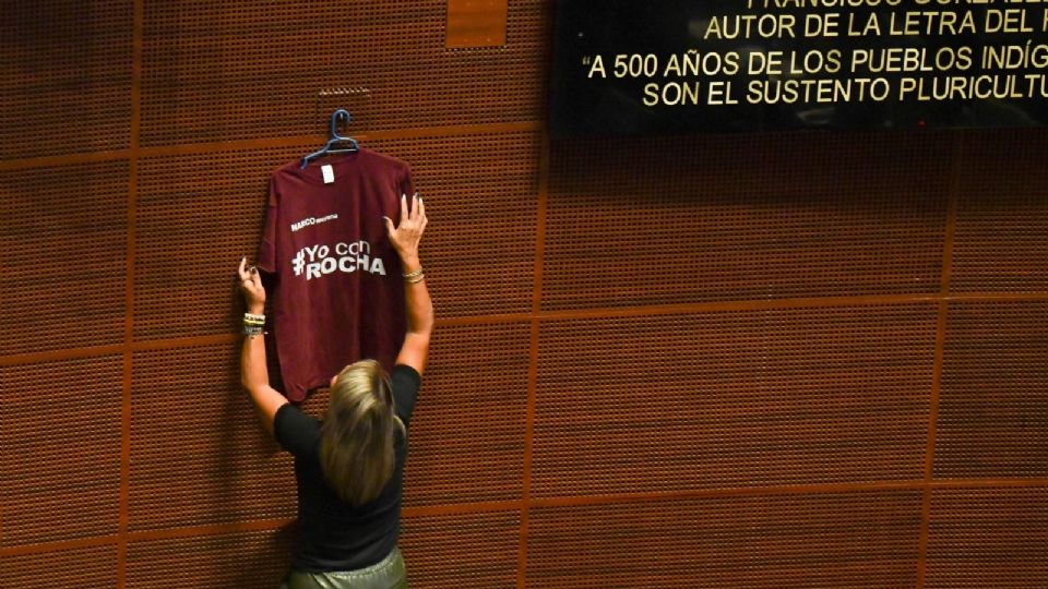 Legisladoras del PAN mostraron las playeras 'Narco Morena #YoconRocha'.