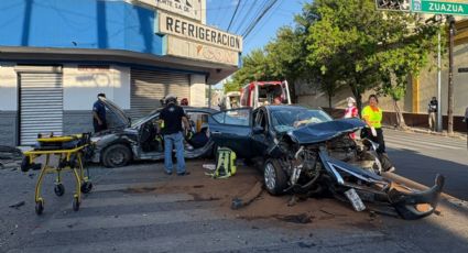 Choque en el Centro de Monterrey deja tres lesionados; dos quedaron atrapados